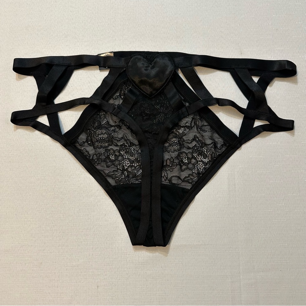Torrid Black Strappy Lace Heart Thong Size 3 NWT